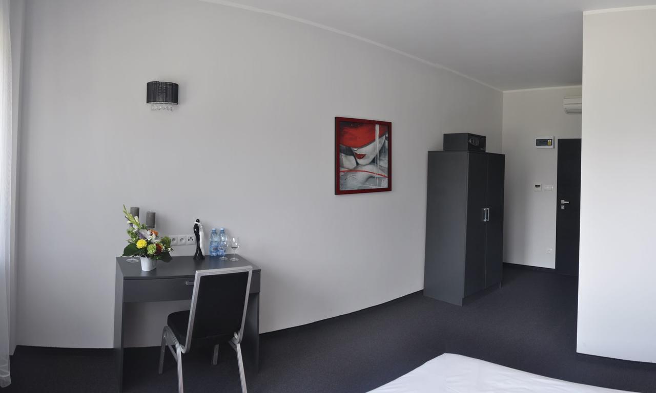 Essenza Party Center Bed & Breakfast Swidnica  ภายนอก รูปภาพ
